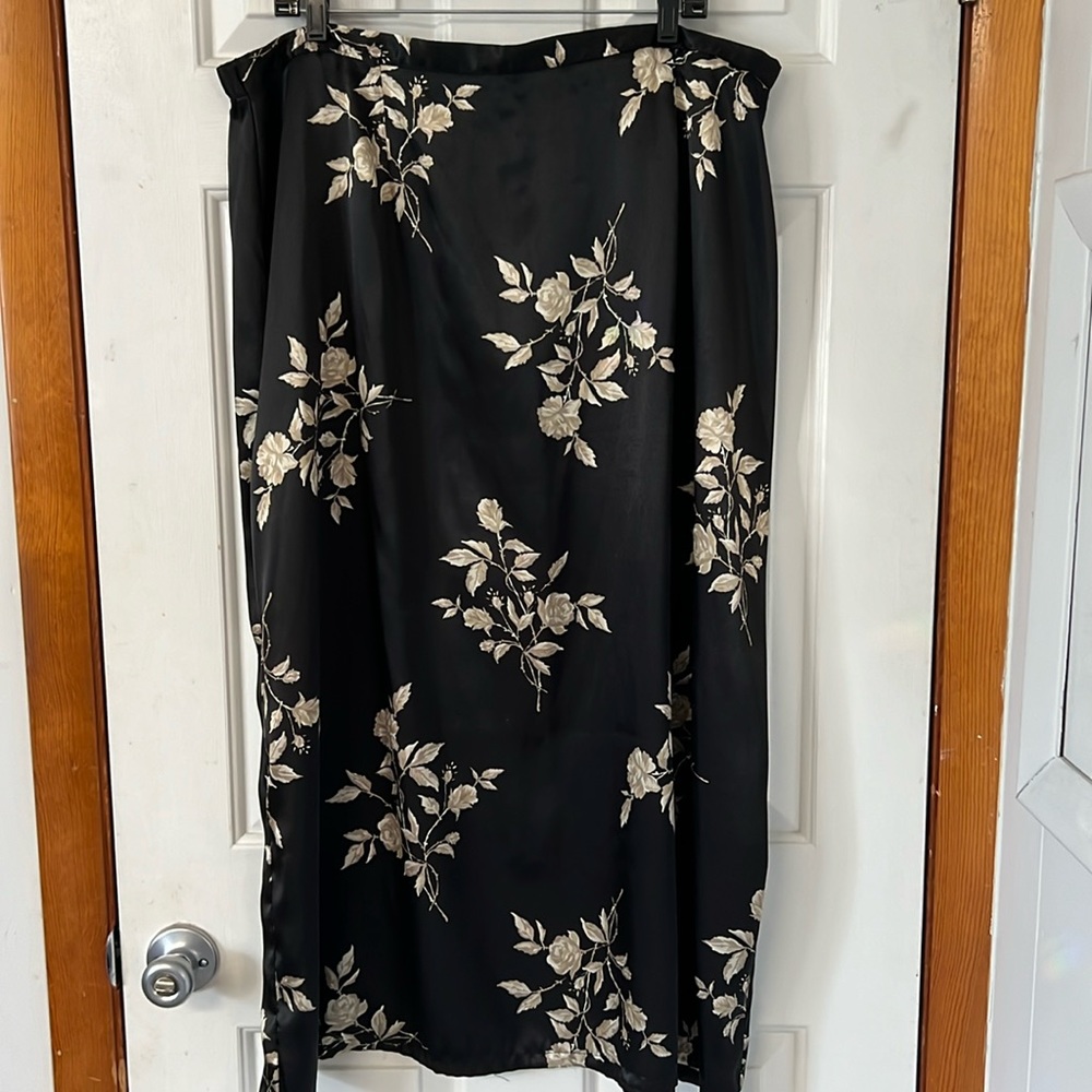 Women’s Black and Gold Skirt